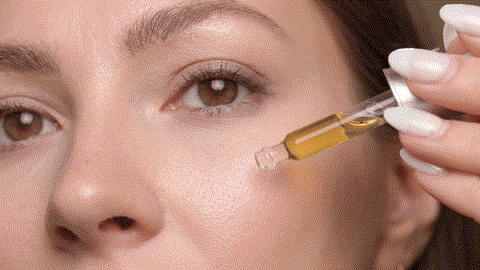 Aplicação do Age Defying Sérum com peptídeos de cobre GHK-Cu